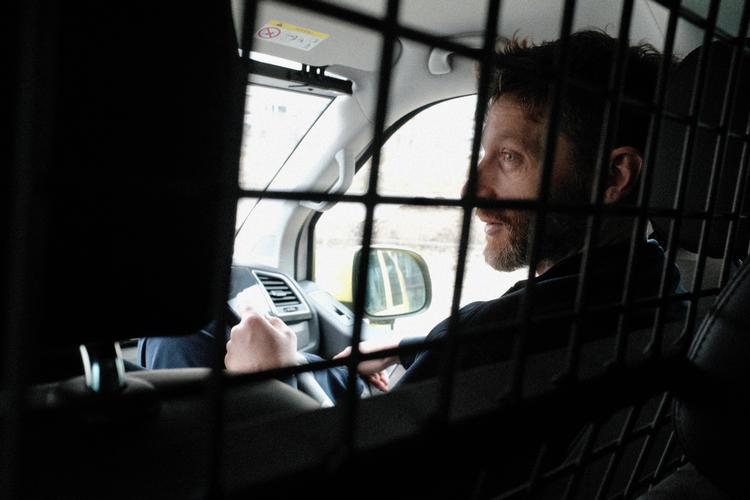 Psykiatrisk overlæge Simon Ploug Gartner er her på vej ud til en borger. Han drøfter med paramedicineren, der kører psyk-bilen, hvordan de skal gribe opgaven an. Foto: Anders Legarth Schmidt