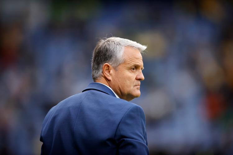 Albert Capellas har ikke formået at bringe stabilitet ind på FC Midtjyllands hold, og han er efter kun 7 måneder fyret. Holdet der ligger på 9. pladsen, skal søndag kæmpe for at komme med i top 6. Niels Lodberg er midlertidig cheftræner og vil stå på sidelinjen.   Foto: Jens Dresling