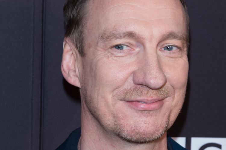 For 30 år siden lærte instruktøren Mike Leigh skuespilleren David Thewlis at agere andet end sjov nørd. Siden har Thewlis haft en lang række roller og er næsten altid værd at se. Foto: Hubert Boesl/Ritzau Scanpix