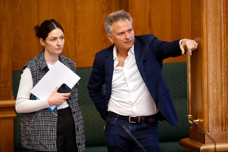     Første spørgetime med ministrene - den første med den nye regering - i folketingssalen på Christiansborg. Venstres Linea Søgaard-Lidell og Venstres Kim Valentin.   Foto: Jens Dresling