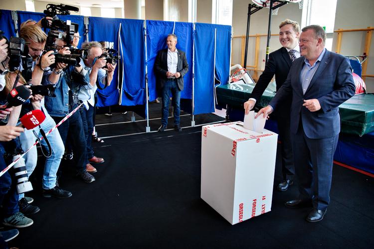 Lars Løkke Rasmussen og sønnen Bergur Løkke Rasmussen afgiver deres stemmer ved folketingsvalget i 2019. Dengang var de begge medlemmer af Venstre. Nu er de forenet i Moderaterne.   Foto: Martin Lehmann