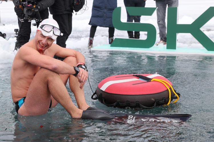 Den tjekkiske fridykker David Vencl slog verdensrekord, da han efter et minut og 54 sekunder igen kom til syne i vandoverfladen. Foto: Denis Balibouse/Ritzau Scanpix