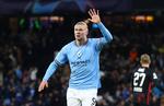 Fem mål signalerer Erling Haaland efter at have scoret sit mål nummer 33 i Champions League.  Foto: Carl Recine/Ritzau Scanpix