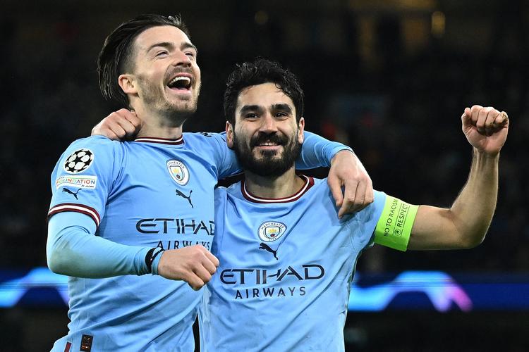 Sammen med Jack Grealish (tv.) fejrer Ilkay Gündogan sin scoring til 4-0. Foto: Oli Scarff/Ritzau Scanpix