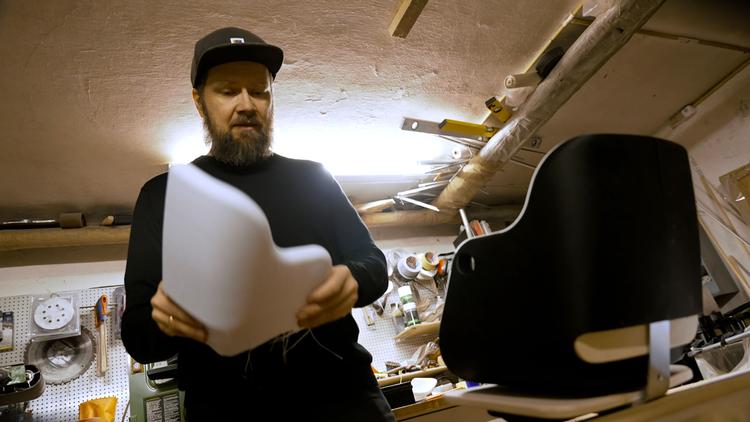 Designeren Thomas elsker sin 3D-printer og frembringer innovative designs, der imponerer dommere og danskerpanel. Foto: Monday Production