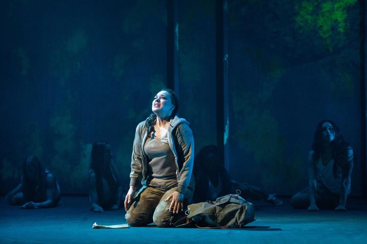 Den aktuelle nye opsætning af Verdis opera 'Aida' på Det Kongelige Teater er en abstrakt nutidig affære, som udspiller sig i et ikke nærmere defineret land. Foto: Camilla Winther