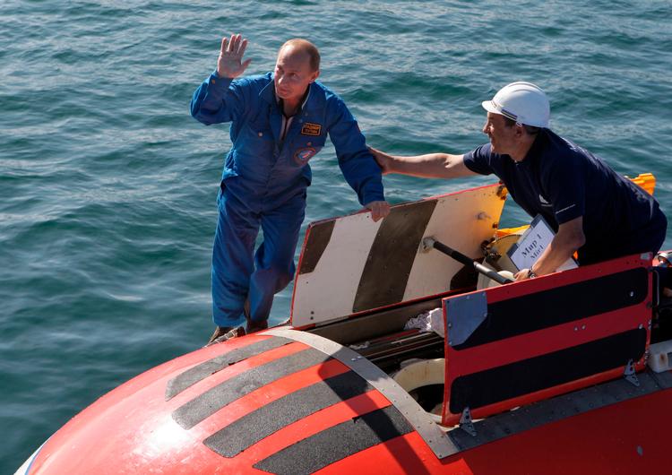 Vladimir Putin fotograferet i 2009, inden han dykkede ned i Baikalsøen ombord på denne ubåd.  Foto: Alexei Druzhinin/Ritzau Scanpix