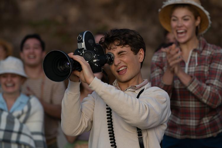 Steven Spielbergs alter ago Sammy Fabelman spillet af Gabriel Labelle opdager hurtigt sit kald i livet: Film! Film! Film! Still 