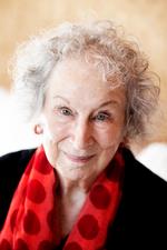 Magaret Atwood får folk uden for bogbranchen til at læse sine tekster igennem. Så de kan fortælle hende, om det er 'noget bras'. Foto: Thomas Borberg