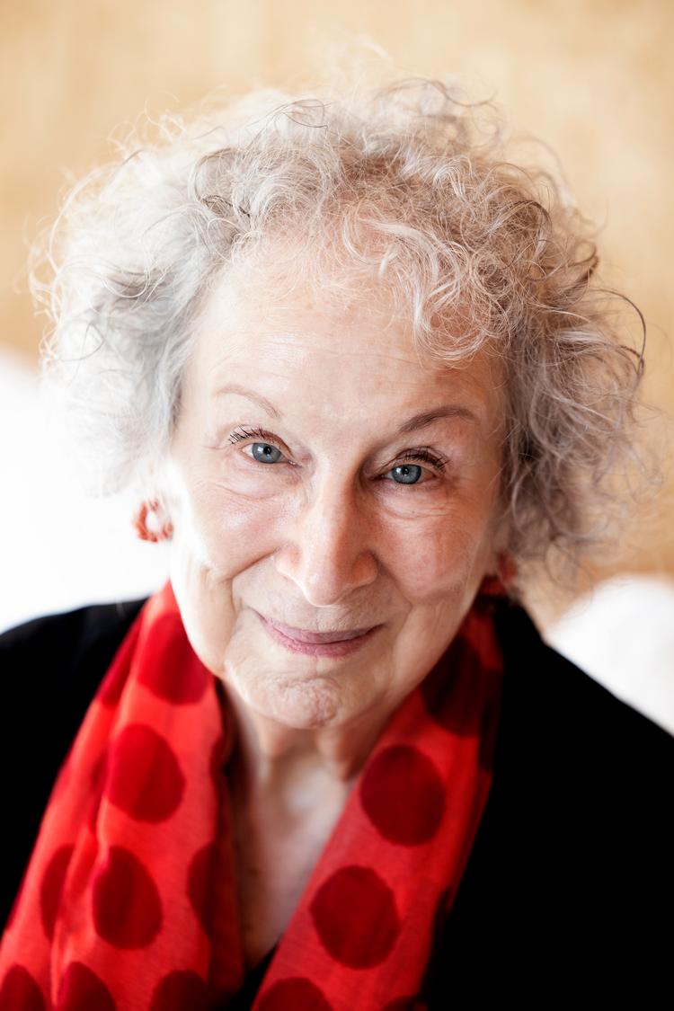 Magaret Atwood får folk uden for bogbranchen til at læse sine tekster igennem. Så de kan fortælle hende, om det er 'noget bras'. Foto: Thomas Borberg