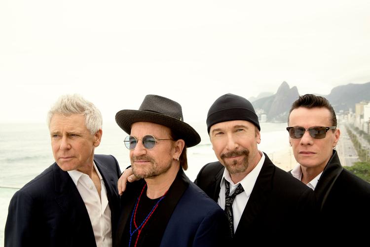 U2 er fanget i fortidens øjeblik, og de kan ikke slippe ud af det. Foto: Helena Christensen