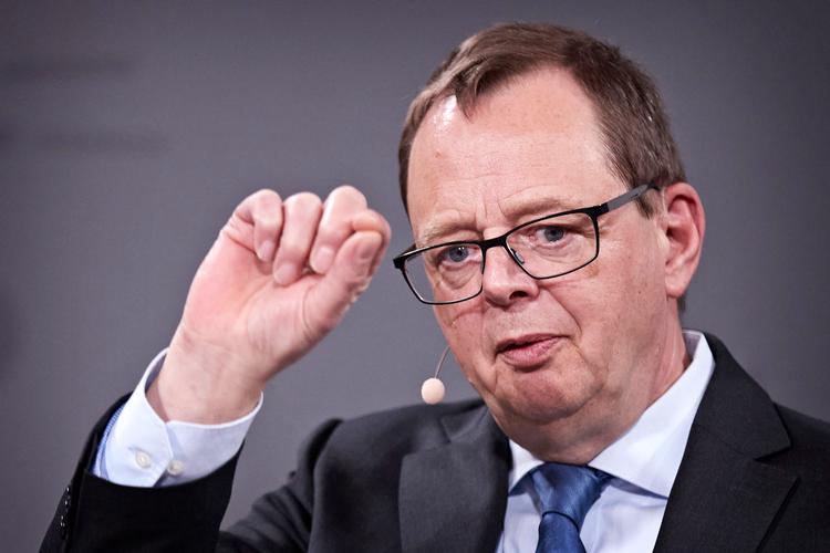 Nationalbankens direktør, Christian Kettel, præsenterer bankens nye prognose for dansk økonomi.  Foto: Jens Dresling