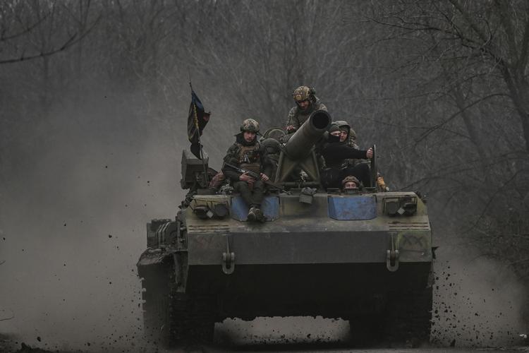 Ukrainske soldater på en kampvogn nær den omkæmpede by Bakhmut i det østlige Ukraine. Foto: Aris Messinis/Ritzau Scanpix