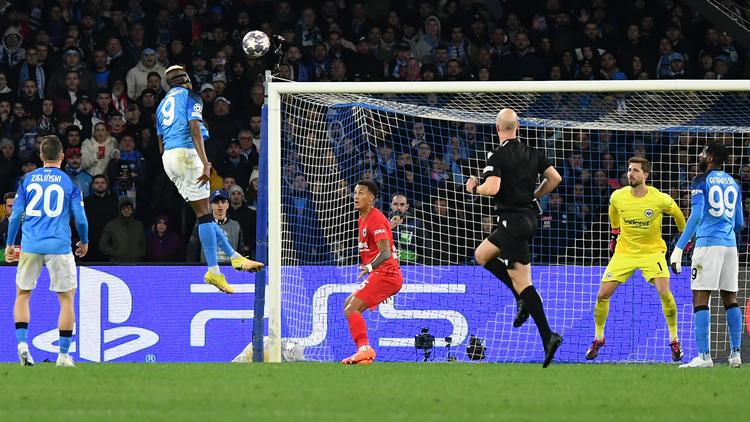 Med dette hovedstød bragte Victor Osimhen Napoli på sejrskurs mod Eintrachrt Frankfurt uden den skadede Jesper Lindstrøm. Foto: Tiziana Fabi/Ritzau Scanpix