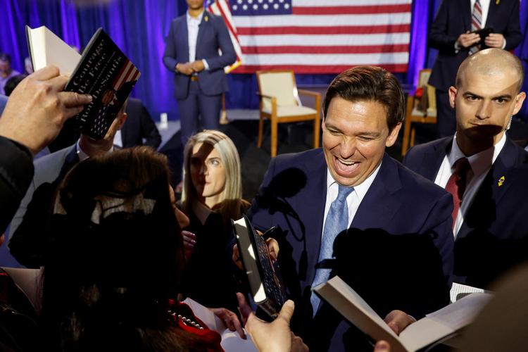 Ron DeSantis er ofte blevet kaldt en Trump-klon, og Trump mener da også selv, at han stort set egenhændigt har skabt Ron DeSantis. Men ​flere og flere republikanske politikere, strateger, donorer og vælgere synes at være blevet overbevist om, at kopien er bedre end originalen. Foto: Jonathan Ernst/Ritzau Scanpix