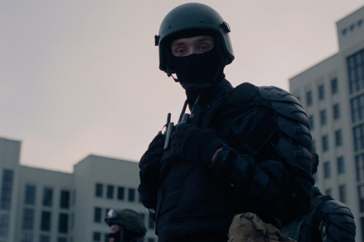 Det går voldsomt for sig under protesterne på gaderne i Belarus, hvor politi og militær slår hårdt ned på dem, der ønsker forandring. Det skildres i filmen 'Motherland', der har vundet hovedprisen på årets CPH:DOX. 