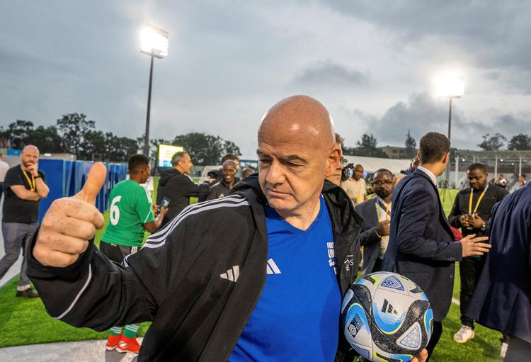 Fifas netop genvalgte præsident, Gianni Infantino, forlader Pele Stadium i Kigali efter en fodboldkamp for legender og Fifa-repræsentanter onsdag den 15. marts. Foto: Jean Bizimana/Ritzau Scanpix