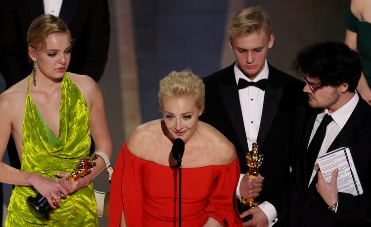 Julija Navalnaja med datteren Dacha og instruktøren Daniel Roher (med brillerne) efter kåringen af Årets Dokumentar ved Oscar-showet i Los Angeles.  Foto: Carlos Barria/Ritzau Scanpix