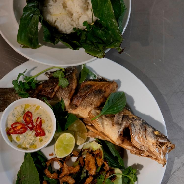 Stegt havbars med pak choy og ris. Foto: Mads Nissen