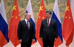 Ruslands præsident, Vladimir Putin (tv.), og Kinas præsident, Xi Jinping, mødtes senest ansigt til ansigt i Beijing 4. februar, tre uger før Ruslands invasion af Ukraine. Foto: Sputnik/Ritzau Scanpix