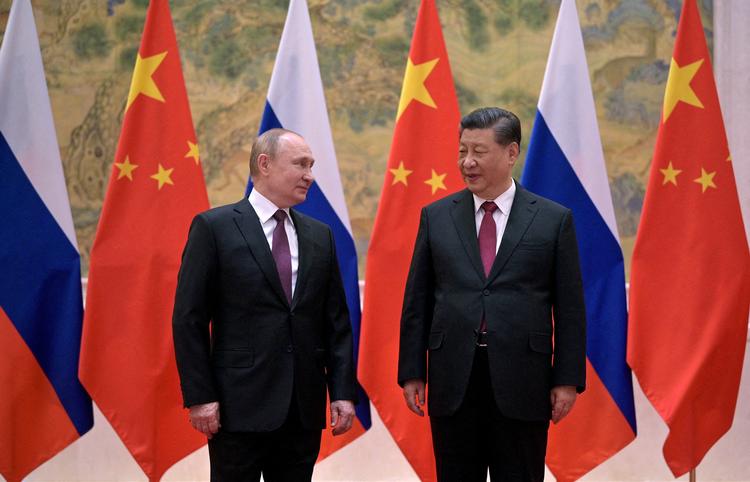Ruslands præsident, Vladimir Putin (tv.), og Kinas præsident, Xi Jinping, mødtes senest ansigt til ansigt i Beijing 4. februar, tre uger før Ruslands invasion af Ukraine. Foto: Sputnik/Ritzau Scanpix