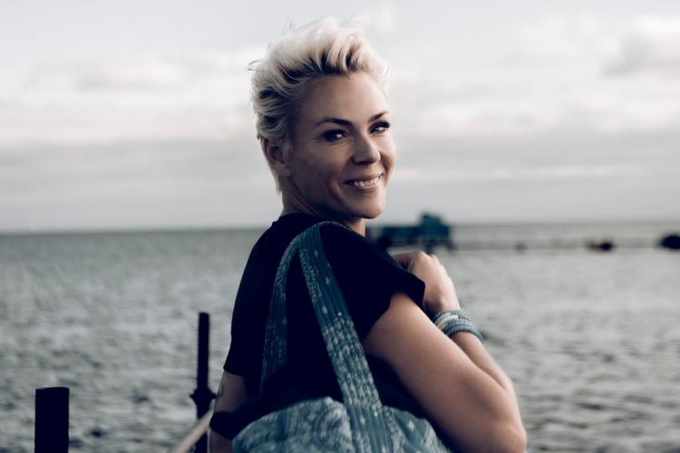 Lene Beier er vært på 'Sommerdrømme', hvor de deltagende par bl.a. skal gøre deres sommerhusbadeværelser lækre. Foto: Linda Johansen