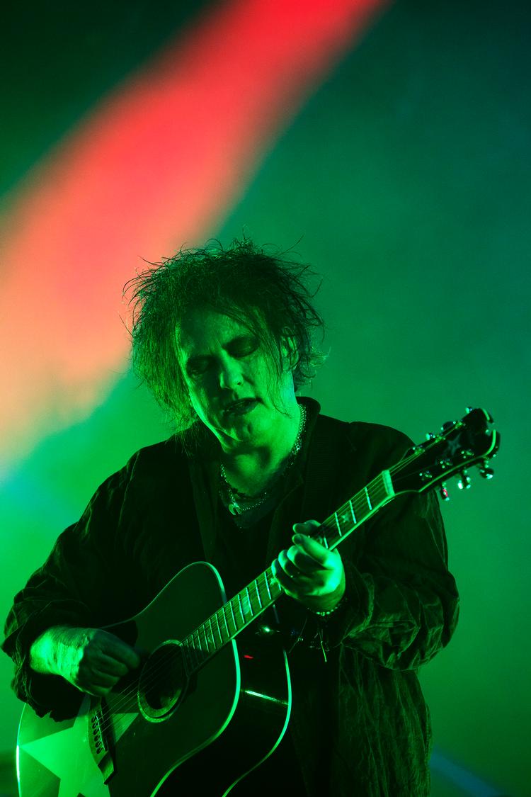 Robert Smith, forsanger i The Cure, har kritiseret billetgiganten Ticketmaster for at puste billetpriserne op med gebyrer. Nu trækker Ticketmaster nogle af gebyrerne tilbage for bandets fans. Foto: Thomas Borberg