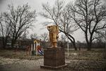  Også kunsten er hårdt ramt af den russiske invasion af Ukraine. I denne uge gik det ud over en statue af den russiske forfatter Maxim Gorky, som stod i byen Kharkiv, indtil den blev ramt af russiske granater. Foto: Aris Messinis/Ritzau Scanpix