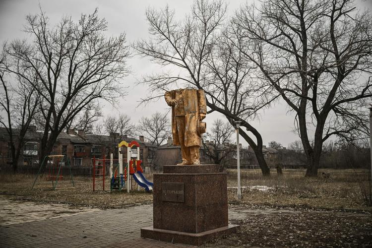  Også kunsten er hårdt ramt af den russiske invasion af Ukraine. I denne uge gik det ud over en statue af den russiske forfatter Maxim Gorky, som stod i byen Kharkiv, indtil den blev ramt af russiske granater. Foto: Aris Messinis/Ritzau Scanpix
