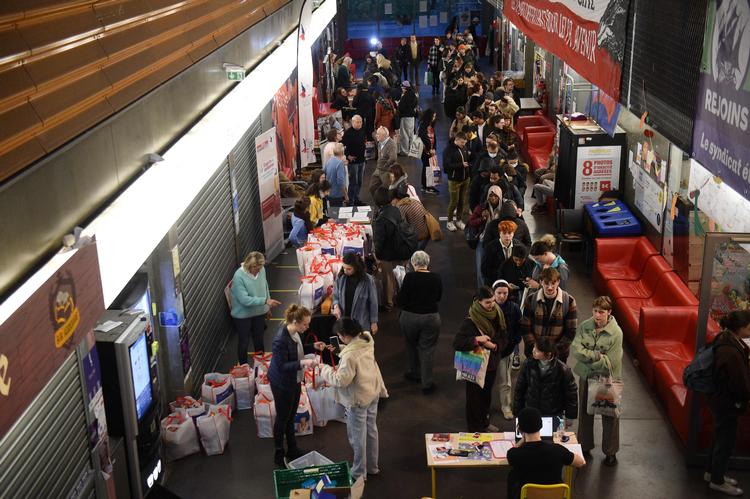 Inflationen har fået studerende i Rennes til at flokkes til universitetets gratisbutik, hvorfra der distribueres gratis fødevarer tre gange om ugen. Foto: Jean-francois Monier/Ritzau Scanpix