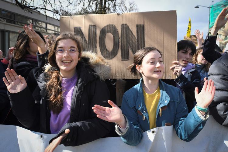    Kvinderne og de unge var med helt fremme i nye demonstrationer fredag. Feministorganisationer og borgerlige politikere fremhæver, at pensionsreformen straffer kvinderne, der i forvejen tjener 40 procent mindre end mændene.    Foto: Jean-francois Monier/Ritzau Scanpix