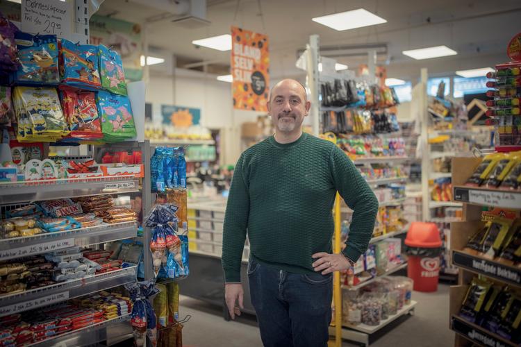 Jesper Lundberg taber penge på, at kunderne i hans kiosk i stigende grad vælger et betale med mobiltelefonen.  Den anvender nemlig Visa i stedet for dankort, og det udløser højere gebyr til butikken. Foto: Miriam Dalsgaard