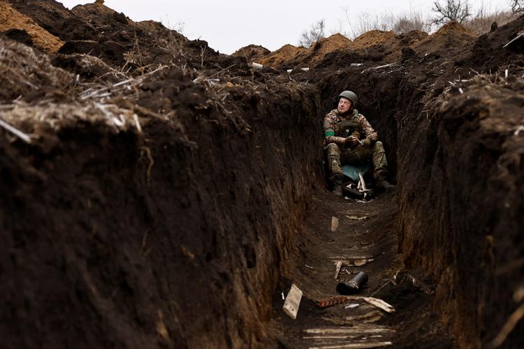 Ukrainske soldater forsøger at holde stand ved Bakhmut, men ifølge britiske efterretninger har russerne gjort fremskridt ved byen i Donetsk-regionen, hvor titusindvis af soldater på begge sider skulle være blevet dræbt. Foto: Violeta Santos Moura/Ritzau Scanpix