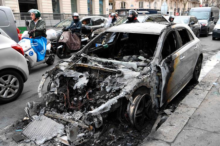 Demonstrationerne har blandt andet ramt Paris, hvor det blandt andet er gået ud over denne bil.  Foto: Bertrand Guay/Ritzau Scanpix