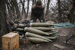 Ukrainsk soldat klargør 155 mm-granater ved frontlinjen nær byen Bakhmut.  Foto: Aris Messinis/Ritzau Scanpix