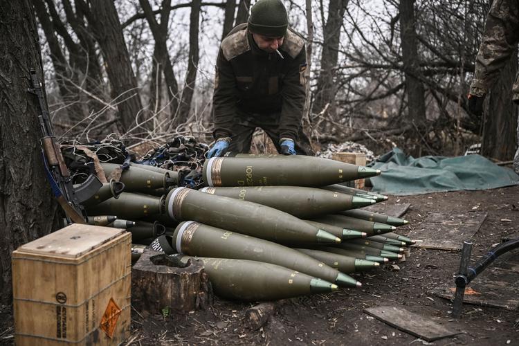 Ukrainsk soldat klargør 155 mm-granater ved frontlinjen nær byen Bakhmut.  Foto: Aris Messinis/Ritzau Scanpix