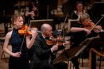 Violinisten Alva Holm var en fantastisk solist i Per Nørgårds violinkoncert om den lyse nat. Foto: Mads Nissen