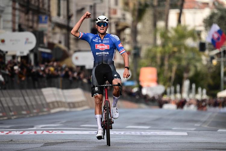 Matheiu van der Poel vandt Milano San Remo efter en hæsblæsende nedkørsel. Det var første gang, at han vandt det prestigefyldte italienske løb.  Foto: Marco Bertorello/Ritzau Scanpix