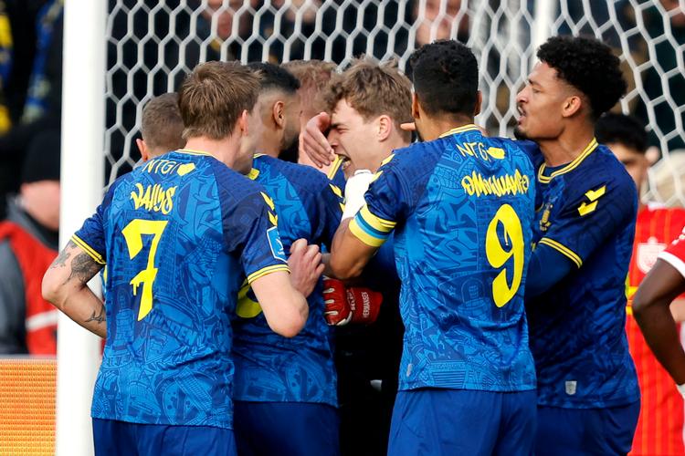 Med en række spektakulære redninger kunne holdkammeraterne takke Mads Hermansen for, at nederlaget til FC Nordsjælland ikke blev større. Foto: Jens Dresling