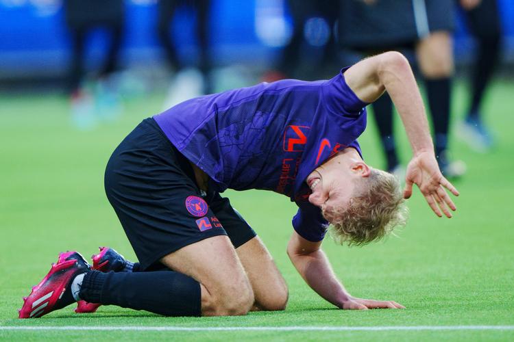 FC Midtjyllands Gustav Isaksen hamrer i frustration og ærgrelse sine næver i græsset efter det uafgjorte resultat, der sendte hans klub i nedrykningsspillet. Foto: Bo Amstrup/Ritzau Scanpix