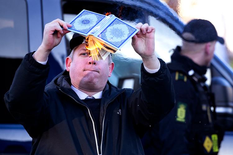 Rasmus Paludan har på det seneste brændt en koran af foran den tyrkiske ambassade i både København og Stockholm. Foto: Finn Frandsen