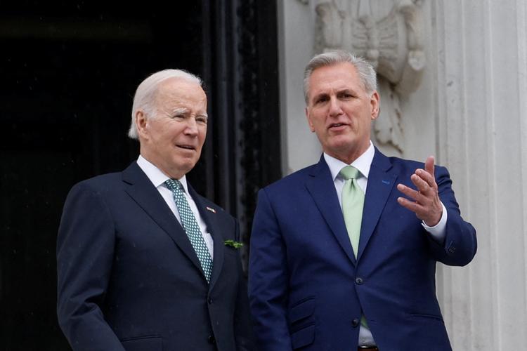Kevin McCarthy (t.h.) er formand for Repræsentanternes Hus i USA og en af republikanernes mest toneangivende politikere. Nu maner han til besindighed. Foto: Evelyn Hockstein/Ritzau Scanpix