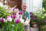 Hvert år kreerer Claus Dalby en større opstilling af krukker med tulipaner og forårsblomster ved porten til sin have. Om få uger kan det opleves for 23. gang.  