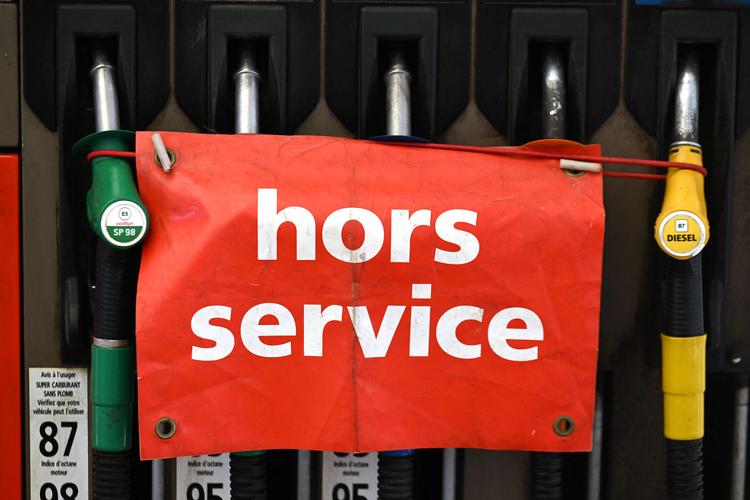     'Fungerer ikke', står der på skiltet ved indkørslen til en tankstation, der er løbet tør for benzin. For mange franskmænd er det deres eget land, der ikke fungerer. Foto: Nicolas Tucat/Ritzau Scanpix