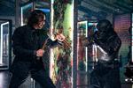Der er som altid i franchisen sjove påfund bag actionscenerne i 'John Wick 4'. Som her hvor kampene foregår mellem glasmontre i en udstilling af gamle traditionelle japanske våben. Et efter et smadres montrerne og nye våbentyper hives frem i en boblende ballade af vekslende konfrontationer. Foto: Nordisk Film 