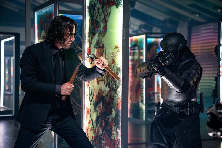 Der er som altid i franchisen sjove påfund bag actionscenerne i 'John Wick 4'. Som her hvor kampene foregår mellem glasmontre i en udstilling af gamle traditionelle japanske våben. Et efter et smadres montrerne og nye våbentyper hives frem i en boblende ballade af vekslende konfrontationer. Foto: Nordisk Film 