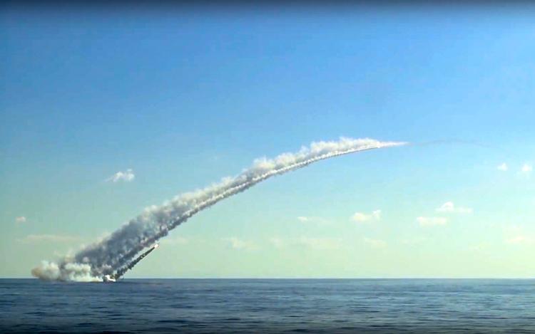 Kalibr-missiler affyres fra russisk flådefartøj. Nu kan russerne have mistet en sending af dem efter et droneangreb mod en jernbanetransport på Krim. Foto: /Ritzau Scanpix