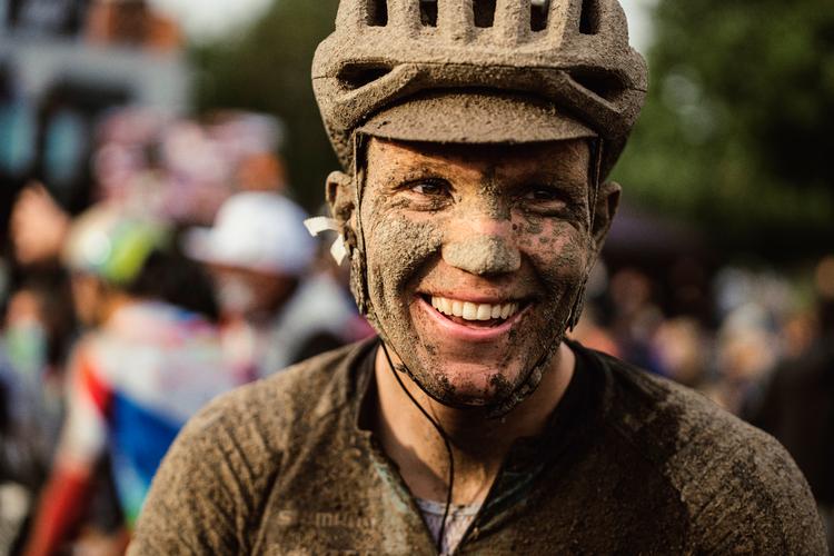 Mudderet stod helt op i hovederne på cykelrytterne. Her danske Søren Kragh Andersen, da den corona-udsatte udgave af Paris-Roubaix endelig kunne køres i efteråret 2021.  Foto: Jonas Olufson