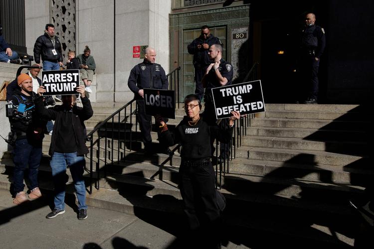 Den tidligere amerikanske præsident Donald Trump risikerer angiveligt at få rejst en sigtelse mod sig fra anklagemyndigheden i delstaten New York. Her demonstrerer Trump-tilhængere i New York den 20. marts 2023. Foto: Leonardo Munoz/Ritzau Scanpix