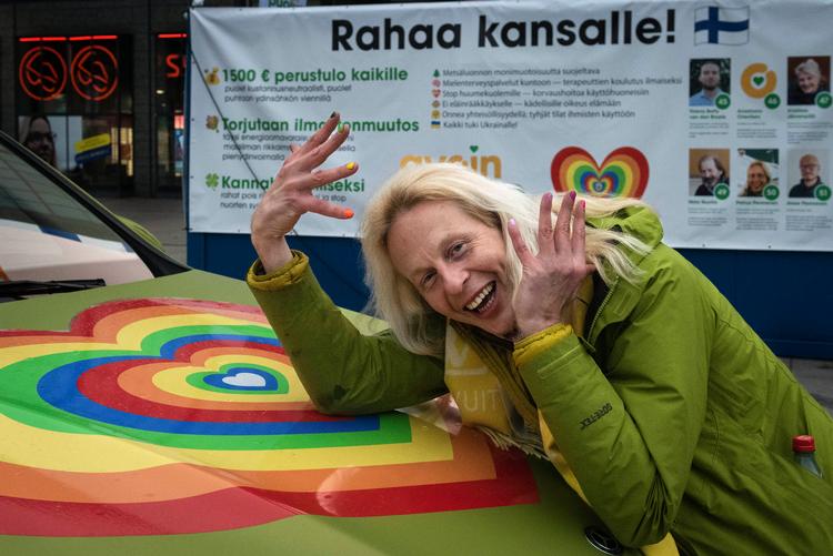 Petrus Pennanen fører kampagne i centrum af Helsinki. Han har selv designet det mangefarvede hjerte, som han bruger som sit partis logo. Foto: Claus Blok Thomsen